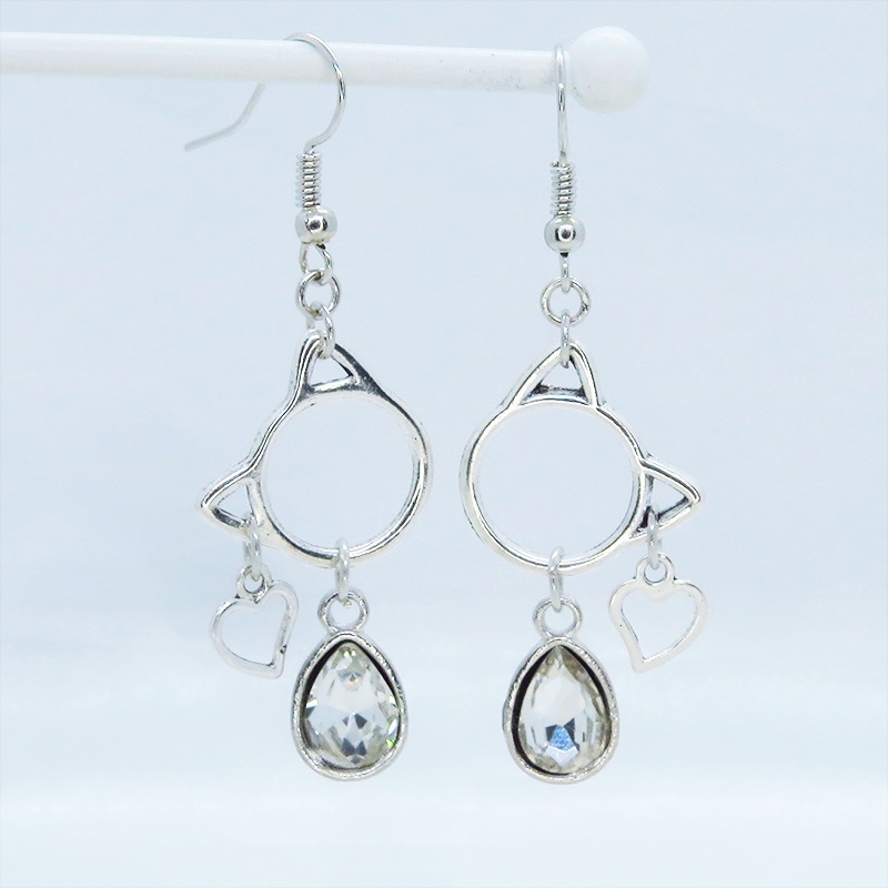 アンティークシルバー 猫フレームとガラスクリスタルを組合せたピアス ハート サージカル可