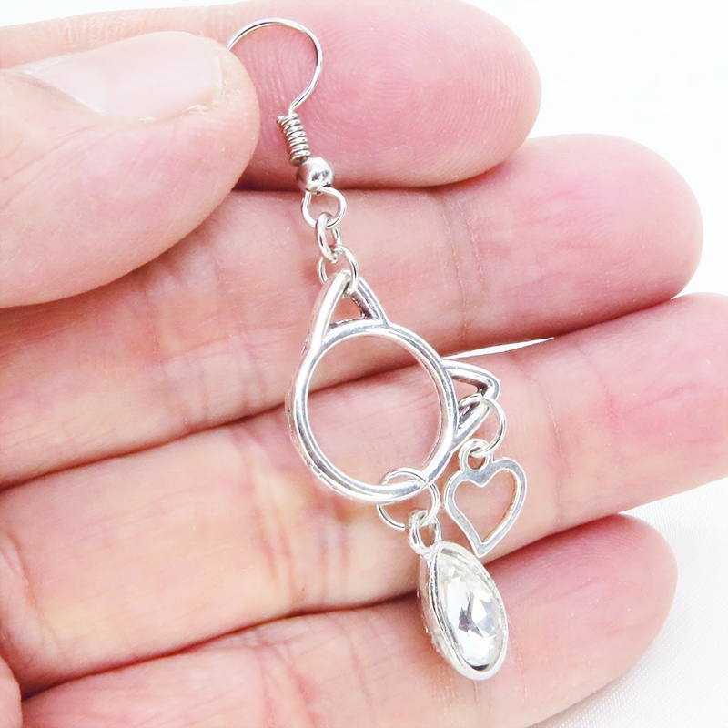 アンティークシルバー 猫フレームとガラスクリスタルを組合せたピアス ハート サージカル可