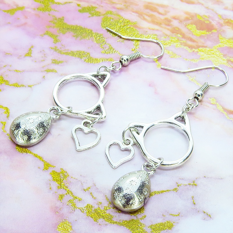 アンティークシルバー 猫フレームとガラスクリスタルを組合せたピアス ハート サージカル可