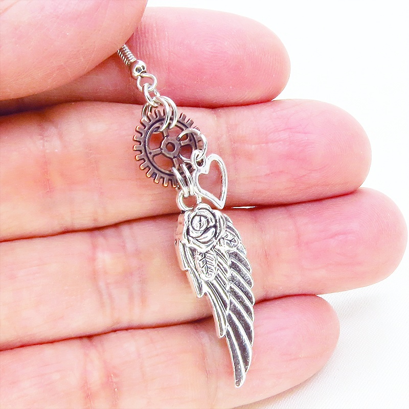 アンティークシルバー 天使の翼と歯車を組合せたスチームパンク風ピアス アンティークブロンズ サージカル可