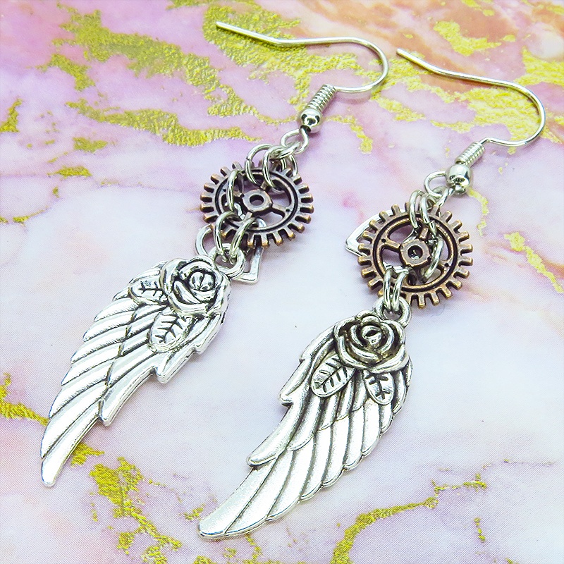 アンティークシルバー 天使の翼と歯車を組合せたスチームパンク風ピアス アンティークブロンズ サージカル可