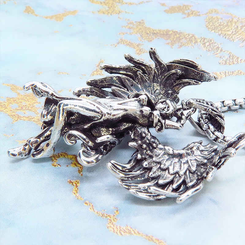 アンティークシルバー 翼を広げる天使のリアルな立体的ペンダント・ネックレス ゴシック ロック エレガント ロングネックレス