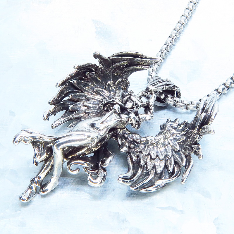 アンティークシルバー 翼を広げる天使のリアルな立体的ペンダント・ネックレス ゴシック ロック エレガント ロングネックレス