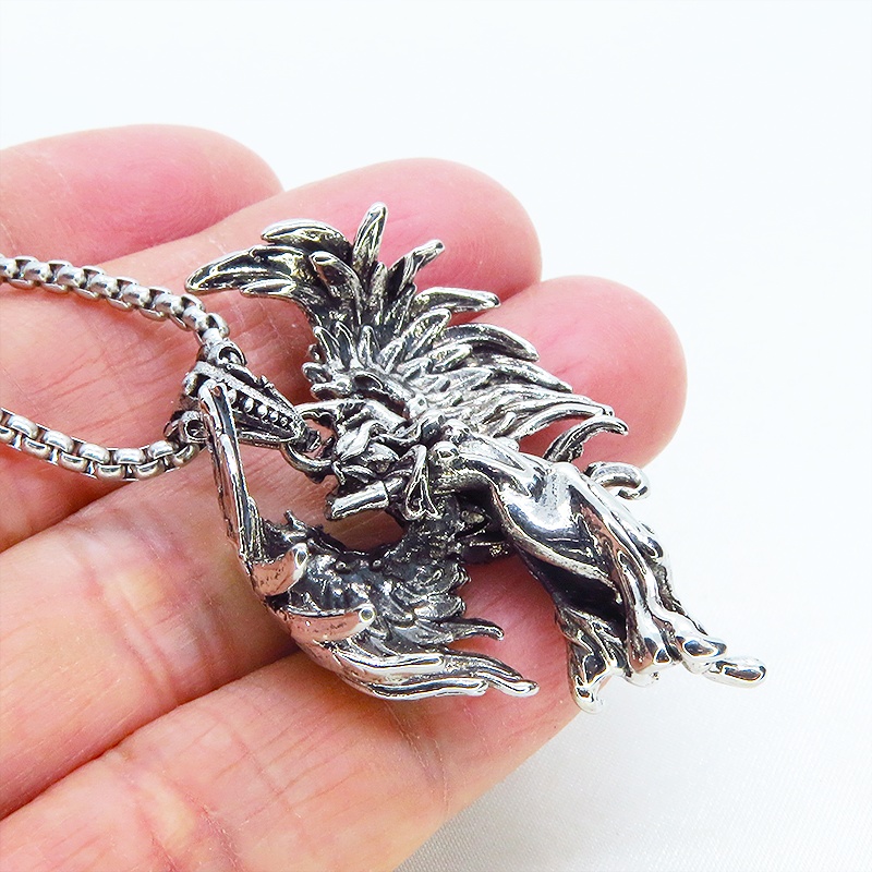 アンティークシルバー 翼を広げる天使のリアルな立体的ペンダント・ネックレス ゴシック ロック エレガント ロングネックレス