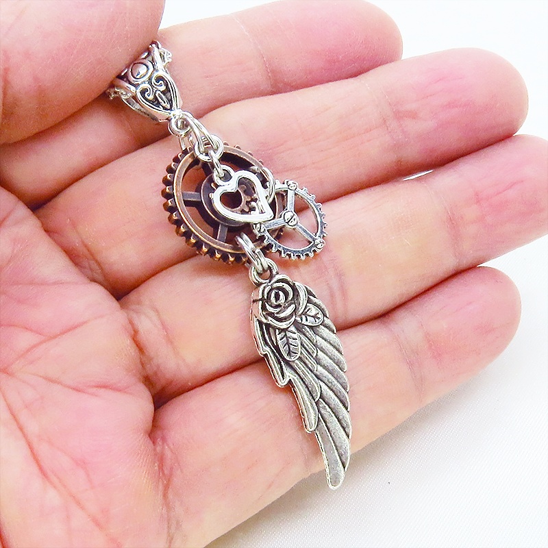 アンティークシルバー 翼と歯車を組合せたスチームパンク風ネックレス オープンハート 長さ調整可 アジャスター追加可