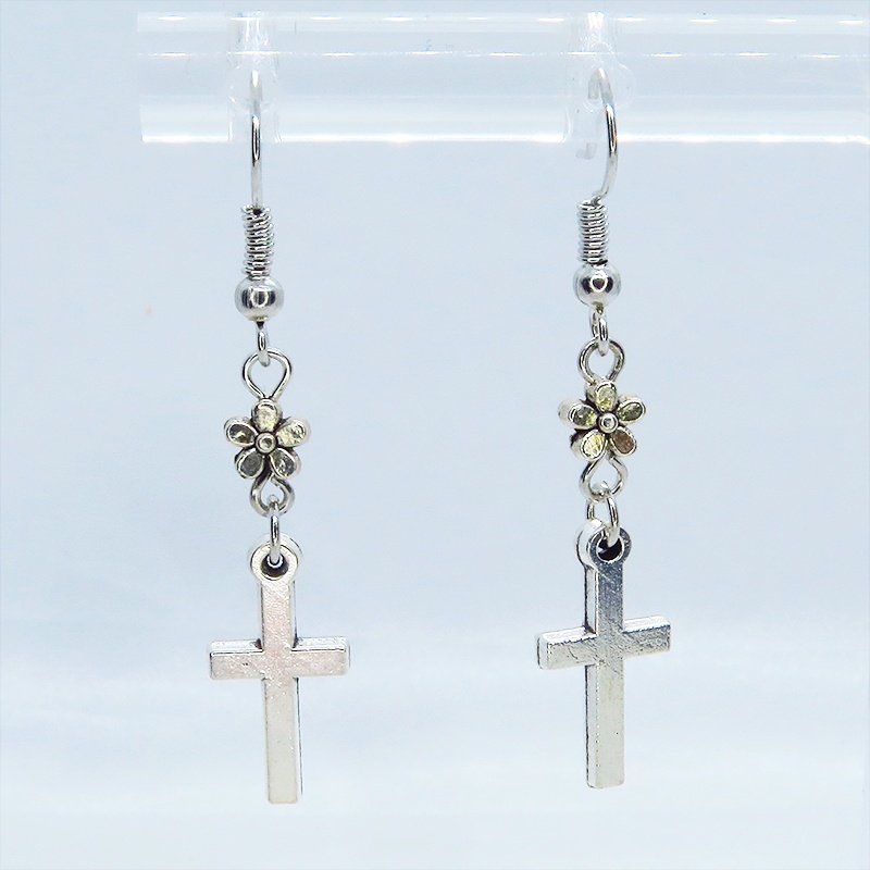 アンティークシルバー ロザリオ(十字架)と花のメタルビーズを組合せたコンパクトなピアス サージカル可