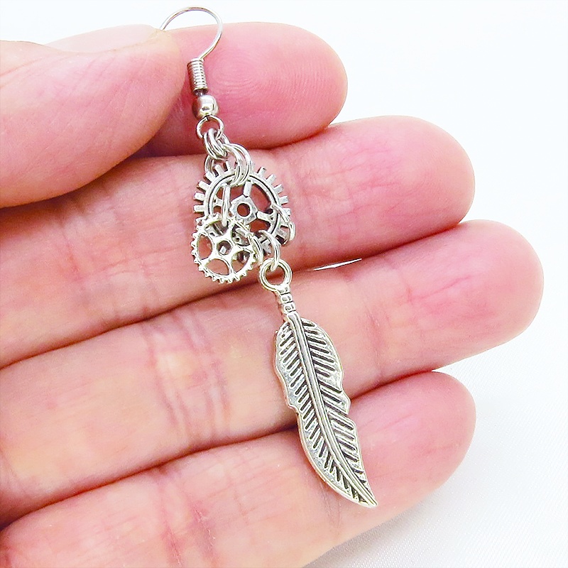 アンティークシルバー フェザー(羽)と歯車を組合せたコンパクトなピアス サージカル可