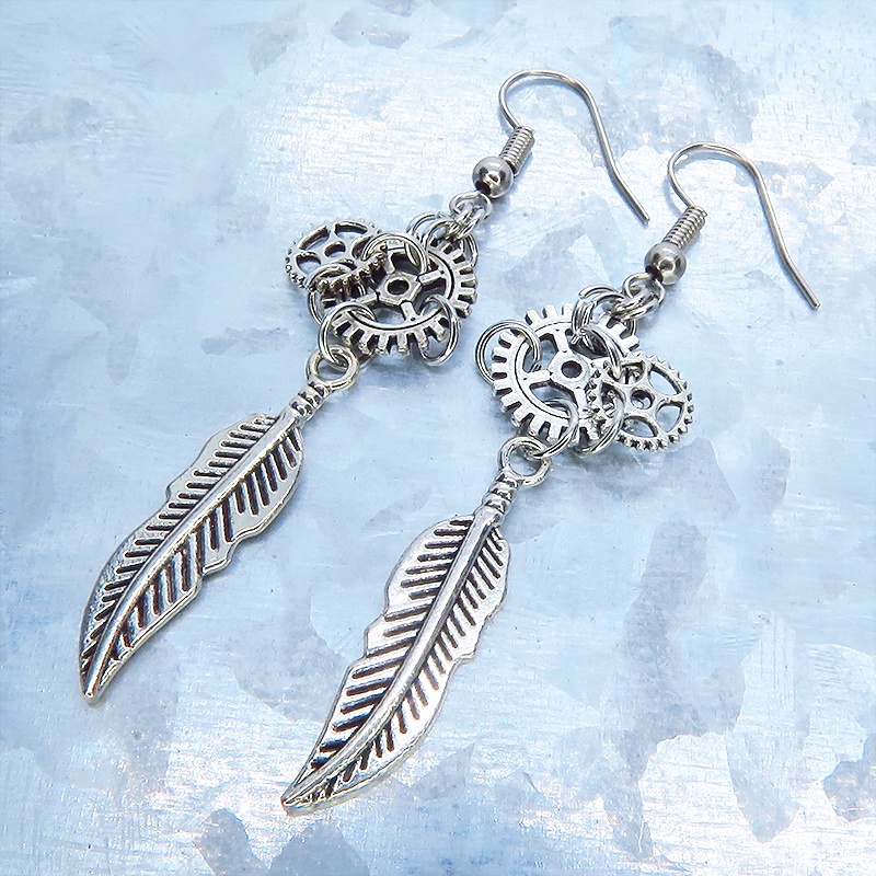 アンティークシルバー フェザー(羽)と歯車を組合せたコンパクトなピアス サージカル可