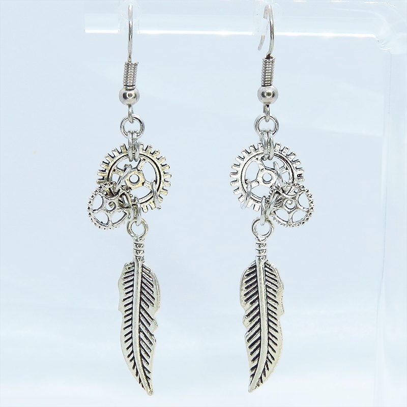アンティークシルバー フェザー(羽)と歯車を組合せたコンパクトなピアス サージカル可