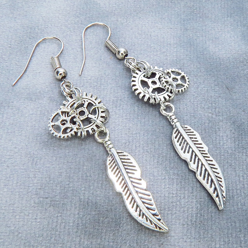 アンティークシルバー フェザー(羽)と歯車を組合せたコンパクトなピアス サージカル可