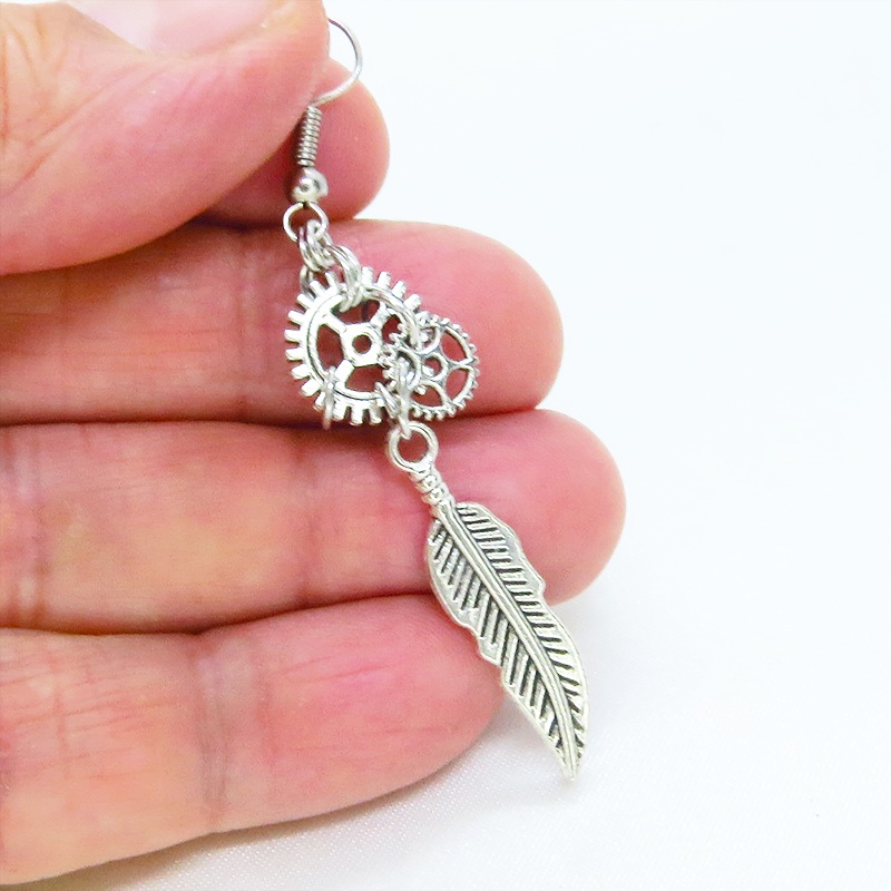 アンティークシルバー フェザー(羽)と歯車を組合せたコンパクトなピアス サージカル可