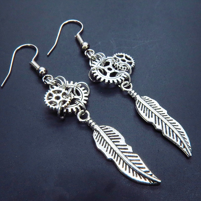 アンティークシルバー フェザー（羽）と歯車を組合せたコンパクトなピアス サージカル可