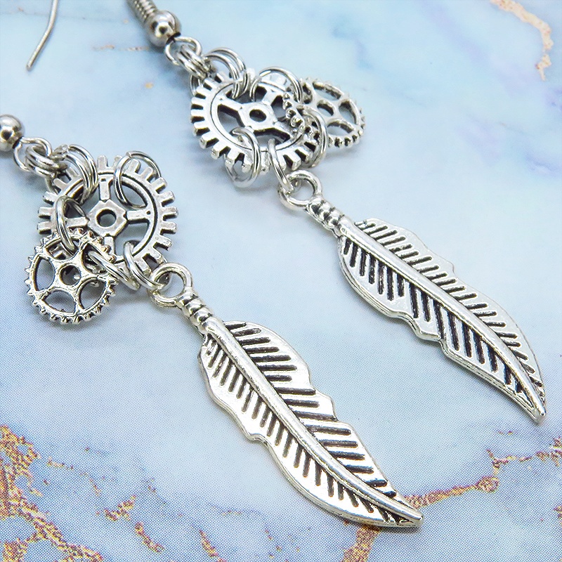 アンティークシルバー フェザー(羽)と歯車を組合せたコンパクトなピアス サージカル可