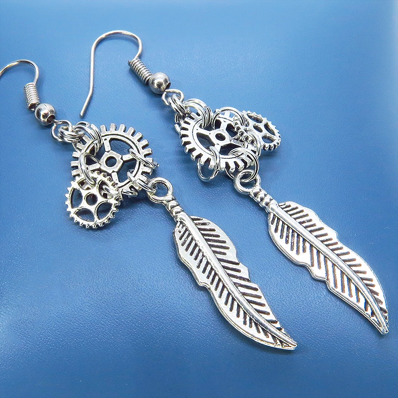 アンティークシルバー フェザー(羽)と歯車を組合せたコンパクトなピアス サージカル可