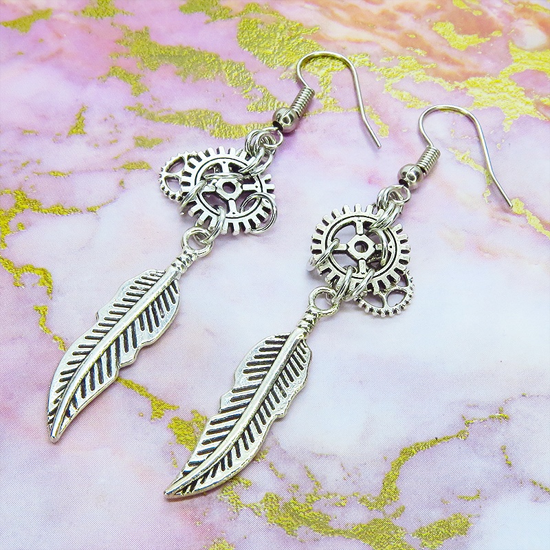 アンティークシルバー フェザー(羽)と歯車を組合せたコンパクトなピアス サージカル可
