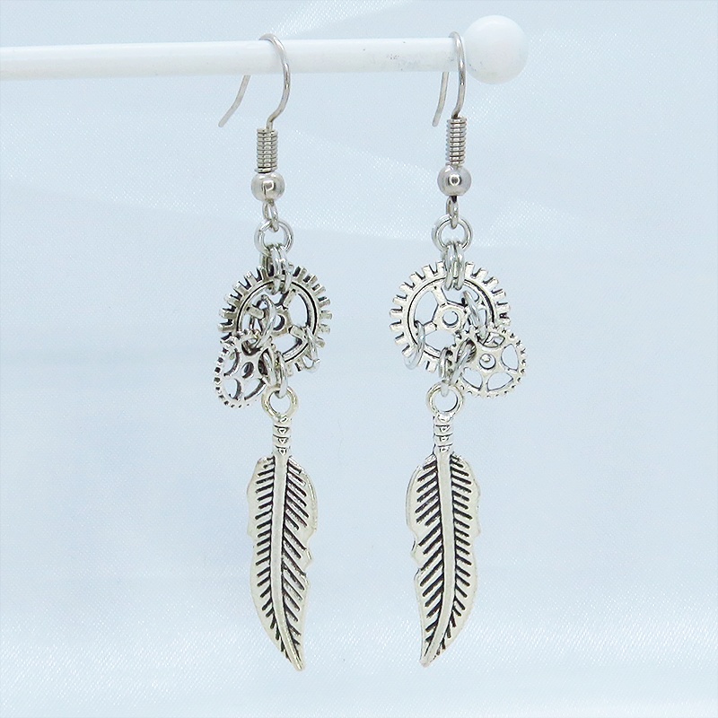 アンティークシルバー フェザー(羽)と歯車を組合せたコンパクトなピアス サージカル可