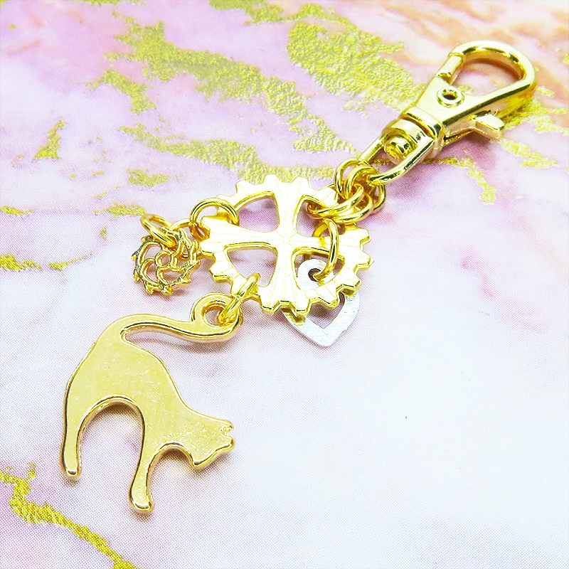 マットゴールド 跳ね猫と歯車のスチームパンク風キーホルダー バッグチャーム ファスナーチャーム 金具変更可