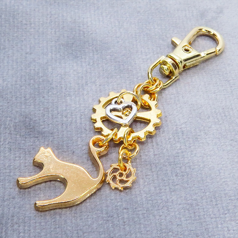 マットゴールド 跳ね猫と歯車のスチームパンク風キーホルダー バッグチャーム ファスナーチャーム 金具変更可