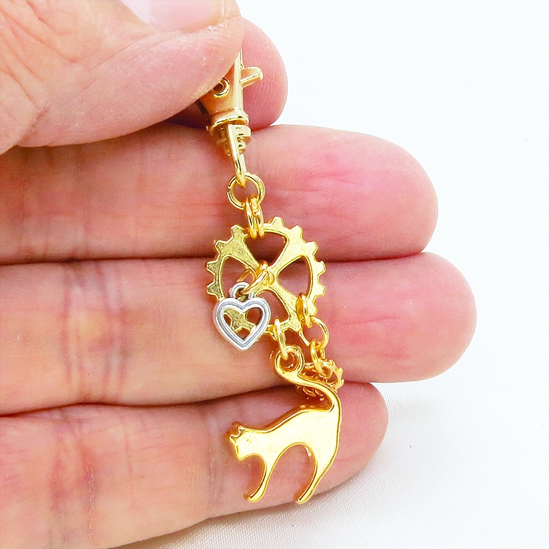 マットゴールド 跳ね猫と歯車のスチームパンク風キーホルダー バッグチャーム ファスナーチャーム 金具変更可