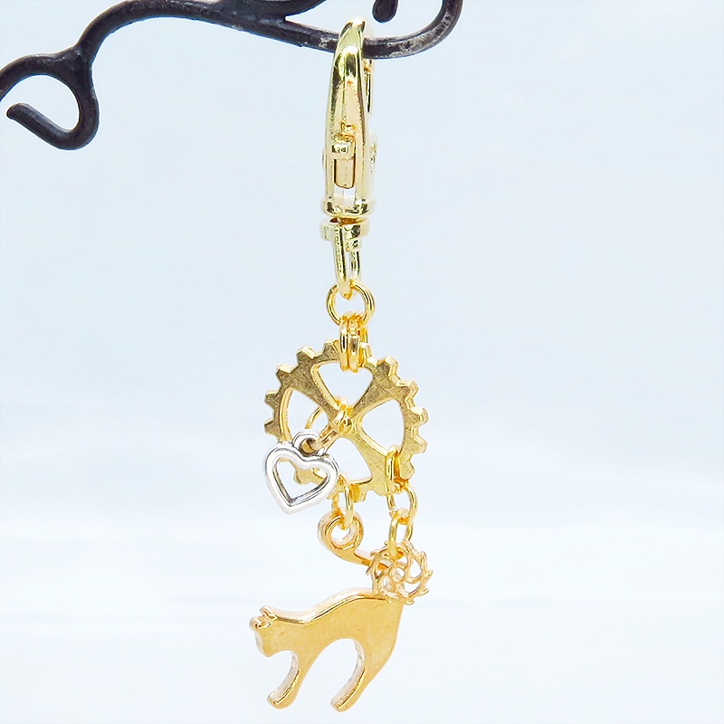 マットゴールド 跳ね猫と歯車のスチームパンク風キーホルダー バッグチャーム ファスナーチャーム 金具変更可