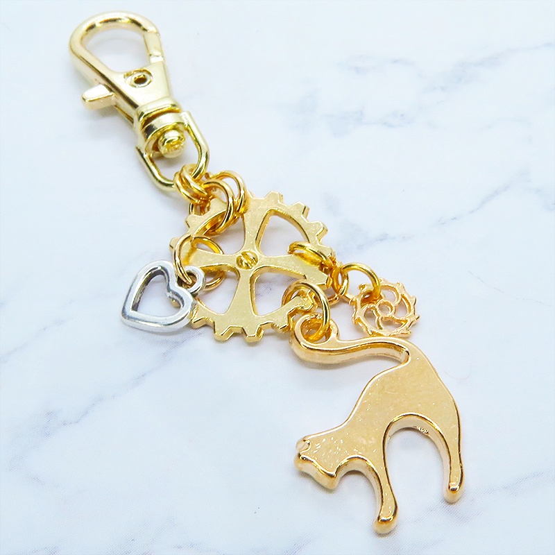 マットゴールド 跳ね猫と歯車のスチームパンク風キーホルダー バッグチャーム ファスナーチャーム 金具変更可