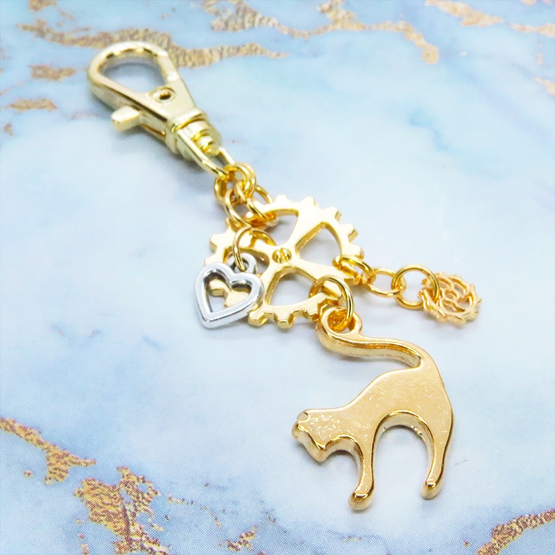 マットゴールド 跳ね猫と歯車のスチームパンク風キーホルダー バッグチャーム ファスナーチャーム 金具変更可