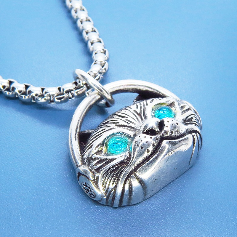 【再販】立体的でリアルな猫フェイスモチーフのペンダントネックレス ヘッドフォン エメラルドカラージルコン シルバー925PLTD チタン鋼
