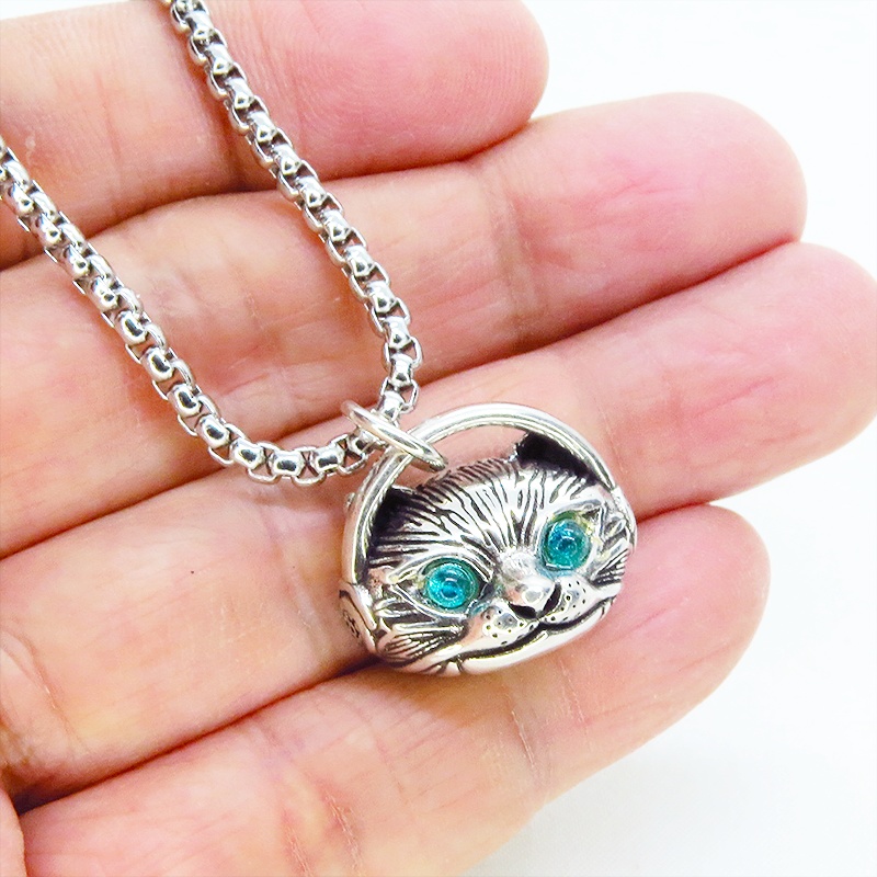 【再販】立体的でリアルな猫フェイスモチーフのペンダントネックレス ヘッドフォン エメラルドカラージルコン シルバー925PLTD チタン鋼