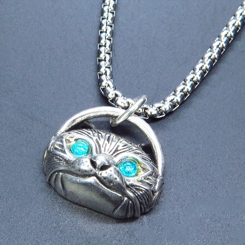 【再販】立体的でリアルな猫フェイスモチーフのペンダントネックレス ヘッドフォン エメラルドカラージルコン シルバー925PLTD チタン鋼