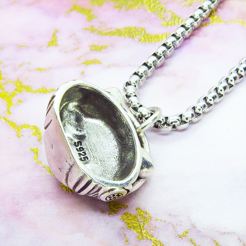 【再販】立体的でリアルな猫フェイスモチーフのペンダントネックレス ヘッドフォン エメラルドカラージルコン シルバー925PLTD チタン鋼