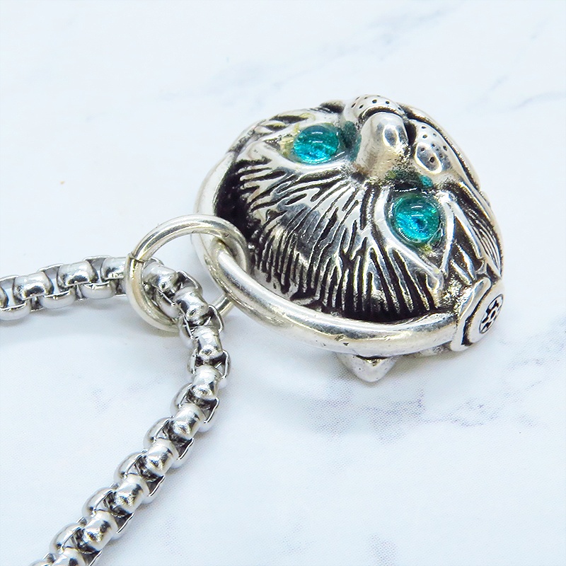 【再販】立体的でリアルな猫フェイスモチーフのペンダントネックレス ヘッドフォン エメラルドカラージルコン シルバー925PLTD チタン鋼