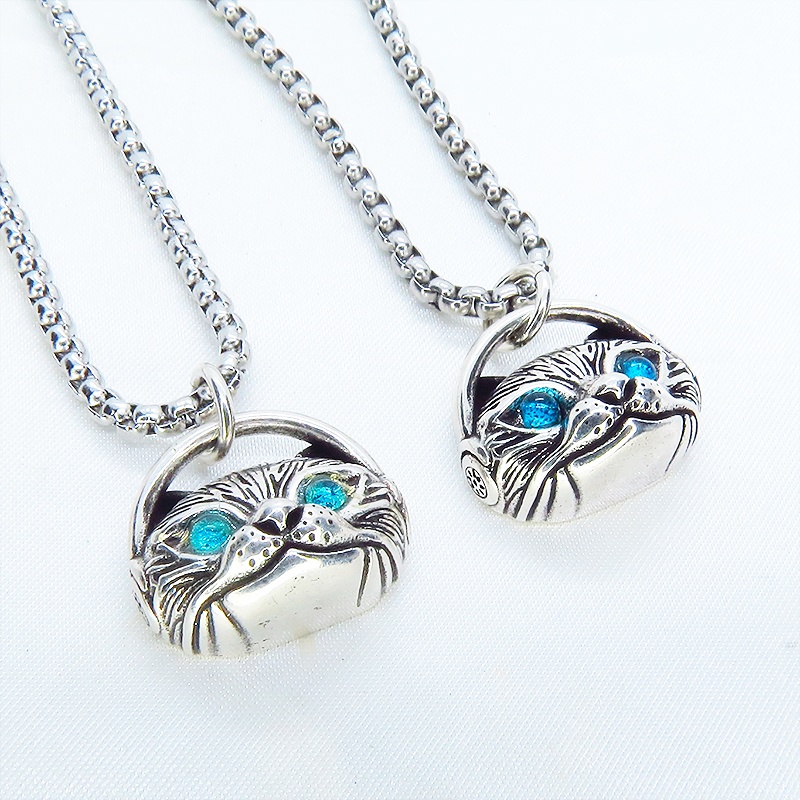 【再販】立体的でリアルな猫フェイスモチーフのペンダントネックレス ヘッドフォン エメラルドカラージルコン シルバー925PLTD チタン鋼
