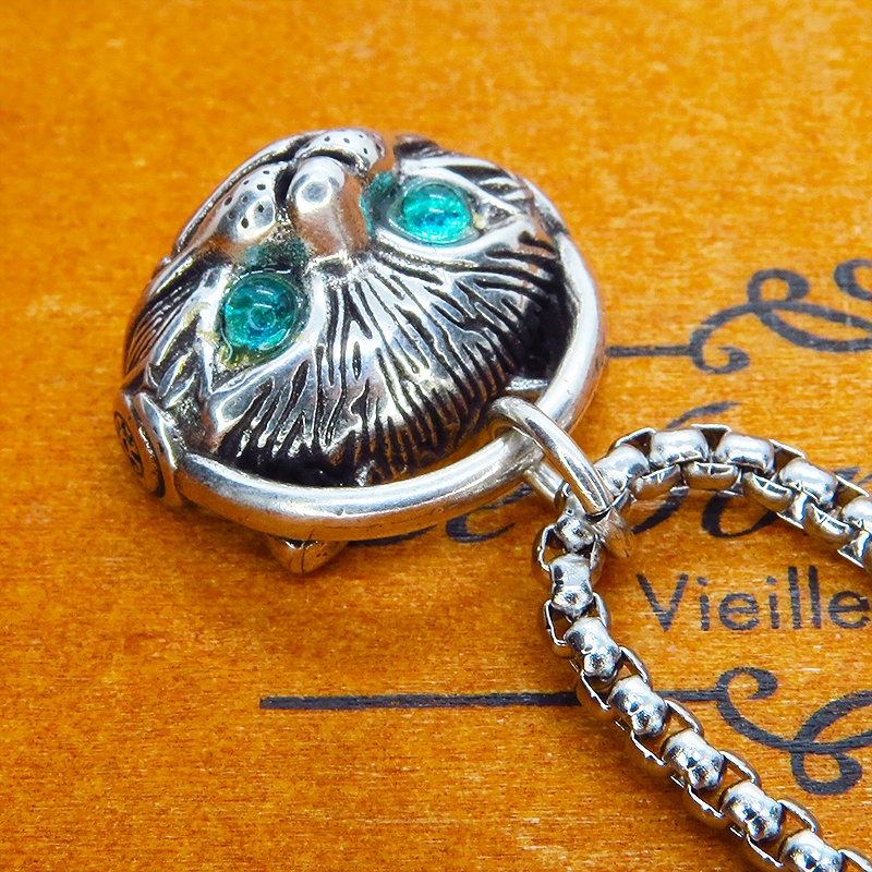 【再販】立体的でリアルな猫フェイスモチーフのペンダントネックレス ヘッドフォン エメラルドカラージルコン シルバー925PLTD チタン鋼