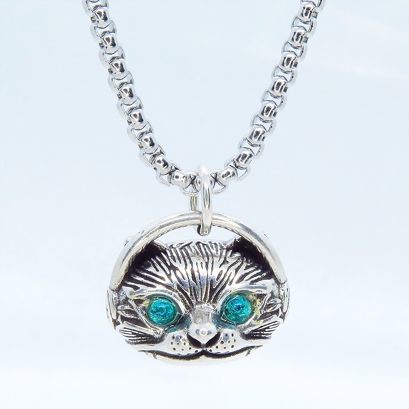 【再販】立体的でリアルな猫フェイスモチーフのペンダントネックレス ヘッドフォン エメラルドカラージルコン シルバー925PLTD チタン鋼