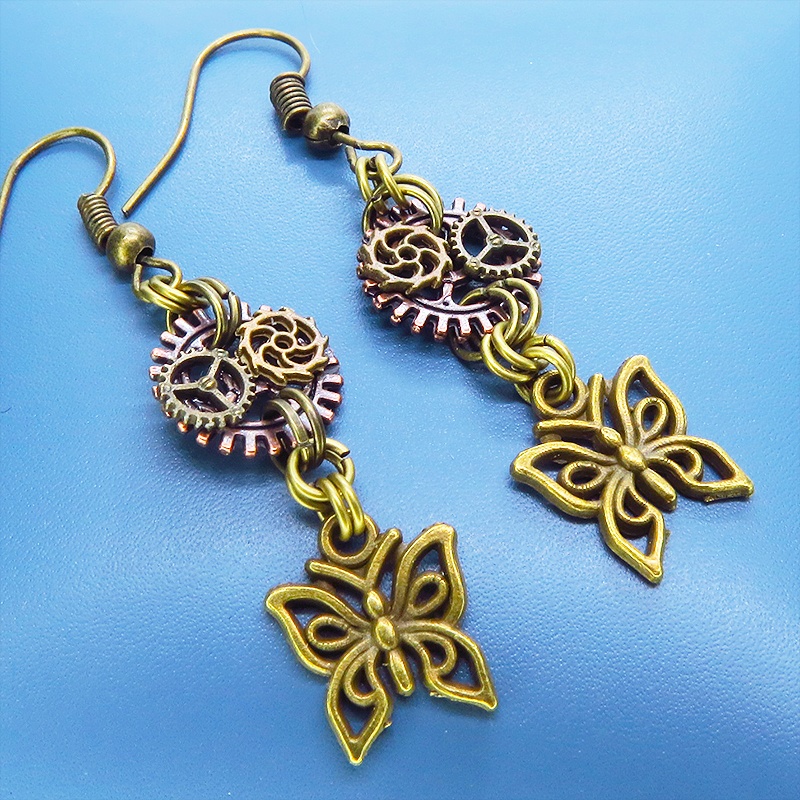 アンティークゴールド 蝶(バタフライ)と歯車を組合せたコンパクトなスチームパンク風ピアス アンティークブロンズ