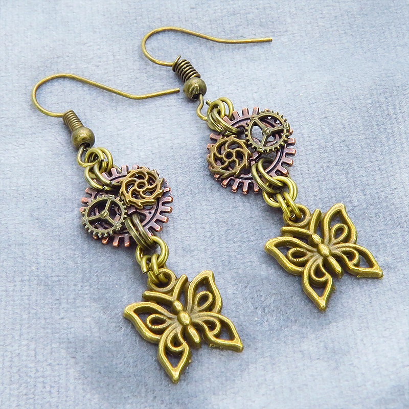 アンティークゴールド 蝶(バタフライ)と歯車を組合せたコンパクトなスチームパンク風ピアス アンティークブロンズ