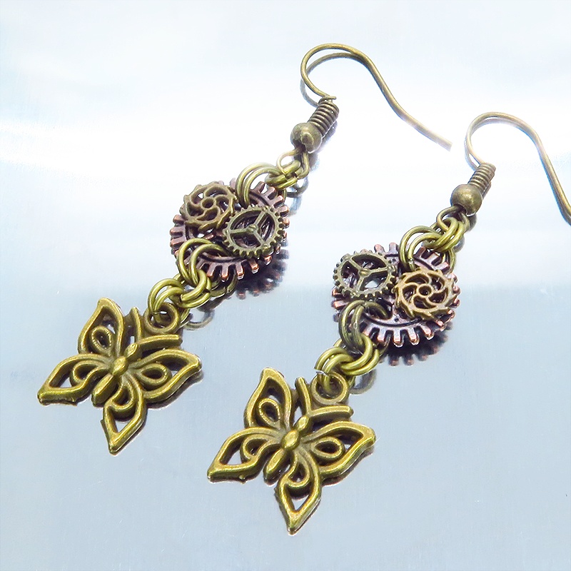 アンティークゴールド 蝶(バタフライ)と歯車を組合せたコンパクトなスチームパンク風ピアス アンティークブロンズ