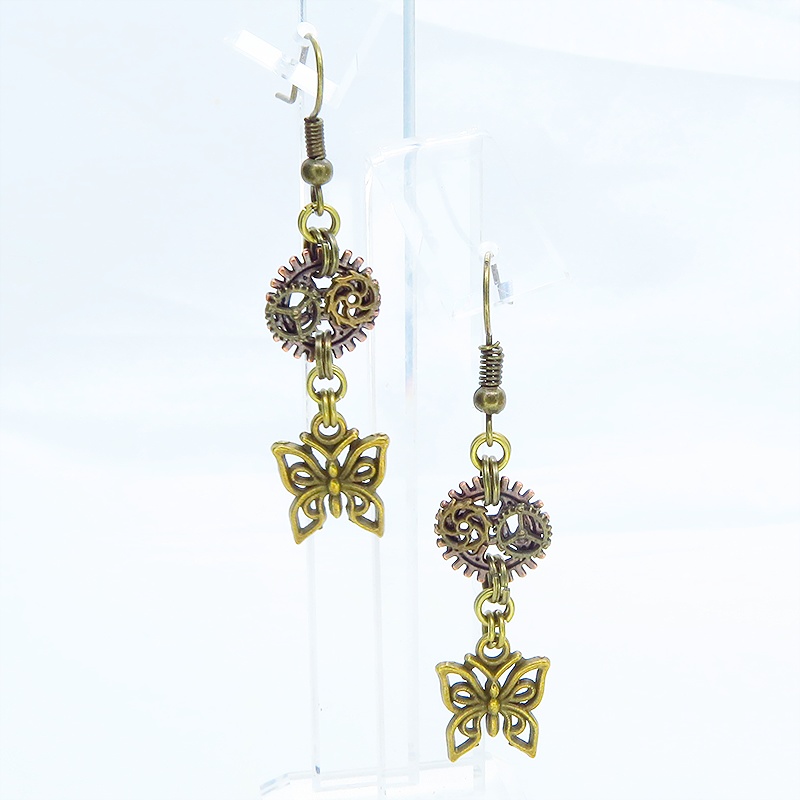アンティークゴールド 蝶(バタフライ)と歯車を組合せたコンパクトなスチームパンク風ピアス アンティークブロンズ