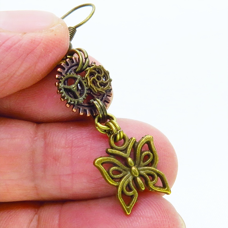 アンティークゴールド 蝶(バタフライ)と歯車を組合せたコンパクトなスチームパンク風ピアス アンティークブロンズ