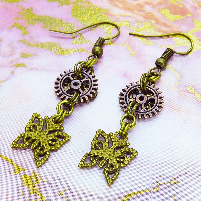 アンティークゴールド 蝶(バタフライ)と歯車を組合せたコンパクトなスチームパンク風ピアス アンティークブロンズ