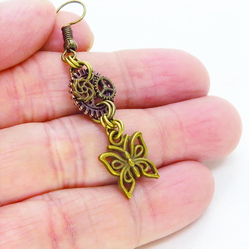 アンティークゴールド 蝶(バタフライ)と歯車を組合せたコンパクトなスチームパンク風ピアス アンティークブロンズ