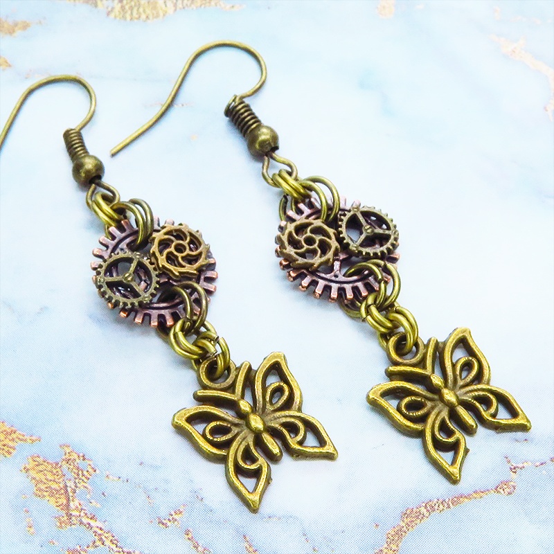 アンティークゴールド 蝶(バタフライ)と歯車を組合せたコンパクトなスチームパンク風ピアス アンティークブロンズ