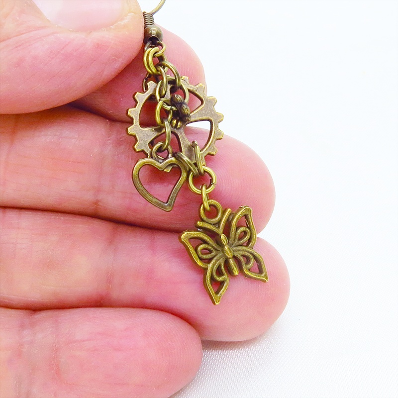 アンティークゴールド 蝶(バタフライ)と歯車とハートを組合せたコンパクトなピアス