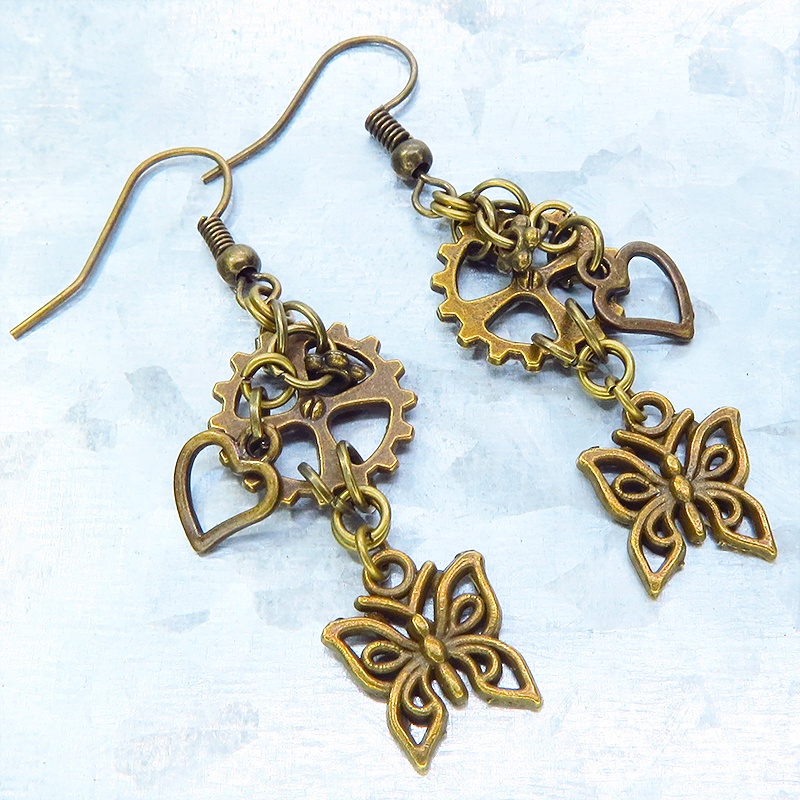 アンティークゴールド 蝶(バタフライ)と歯車とハートを組合せたコンパクトなピアス