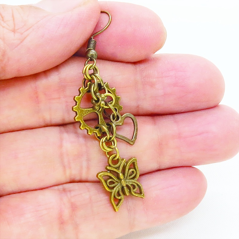 アンティークゴールド 蝶(バタフライ)と歯車とハートを組合せたコンパクトなピアス