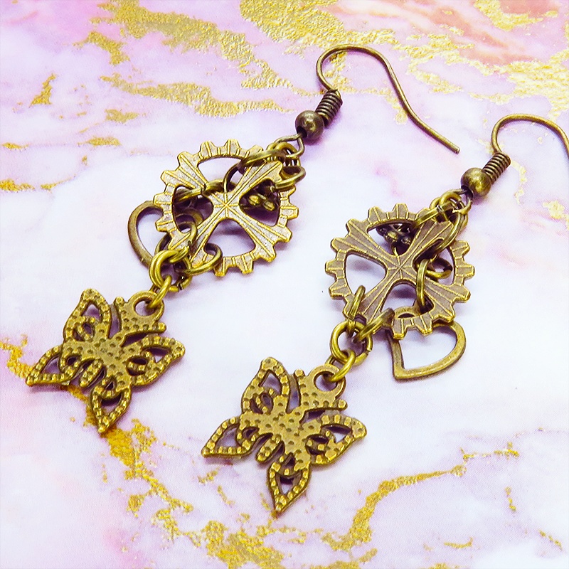 アンティークゴールド 蝶(バタフライ)と歯車とハートを組合せたコンパクトなピアス