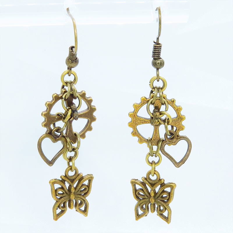 アンティークゴールド 蝶(バタフライ)と歯車とハートを組合せたコンパクトなピアス