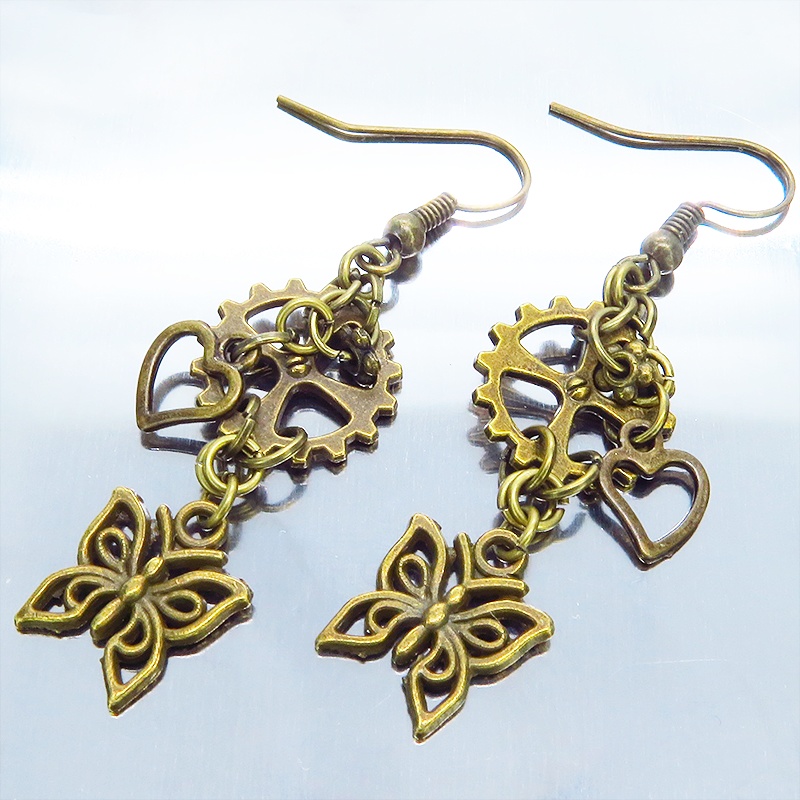 アンティークゴールド 蝶(バタフライ)と歯車とハートを組合せたコンパクトなピアス
