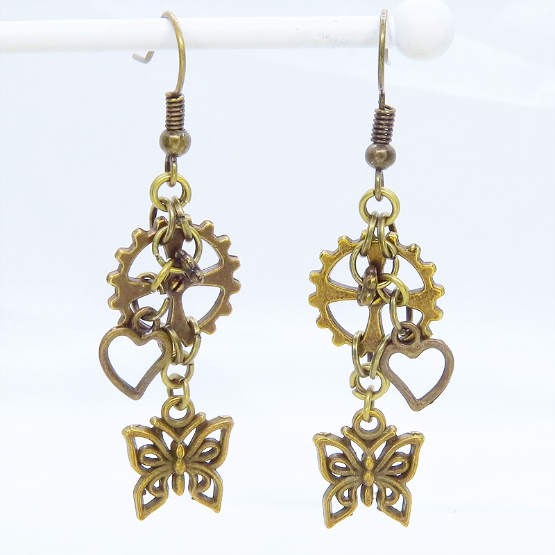 アンティークゴールド 蝶(バタフライ)と歯車とハートを組合せたコンパクトなピアス