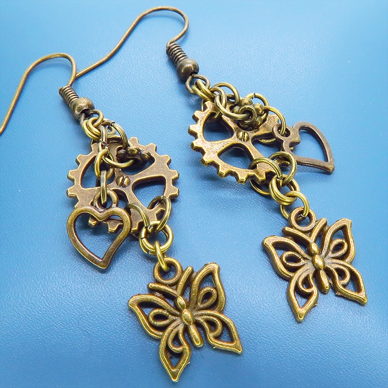 アンティークゴールド 蝶(バタフライ)と歯車とハートを組合せたコンパクトなピアス